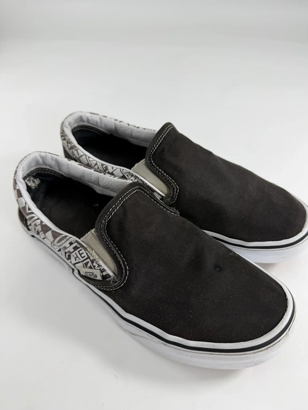 Skater Streetwear Vans Classic Slip-On Logo Trim Canvas Sneakers Men’s 7 W8.5